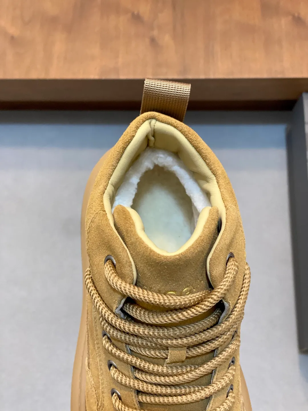 Men's shoes 💰740 UGG lace-up thick-soled sports shoes for men. Full of fashion, casual and versatile. The frosted upper is high-end without looking old-fashioned. The upper is waterproof and oil-proof, fashionable and easy to take care of. The lining is made of sheepskin. It is comfortable and warm. The upper foot is not bloated at all. Super fashionable Size: 39-44